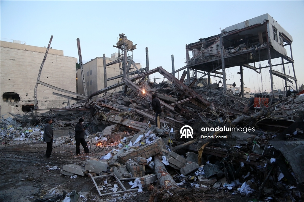 AA ekibi, ABD ve İsrail saldırısında hasar gören Tahran’daki binaları görüntüledi