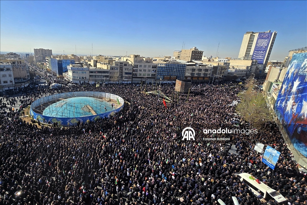 إيرانيون يخرجون في مظاهرات للتنديد بمقتل خامنئي