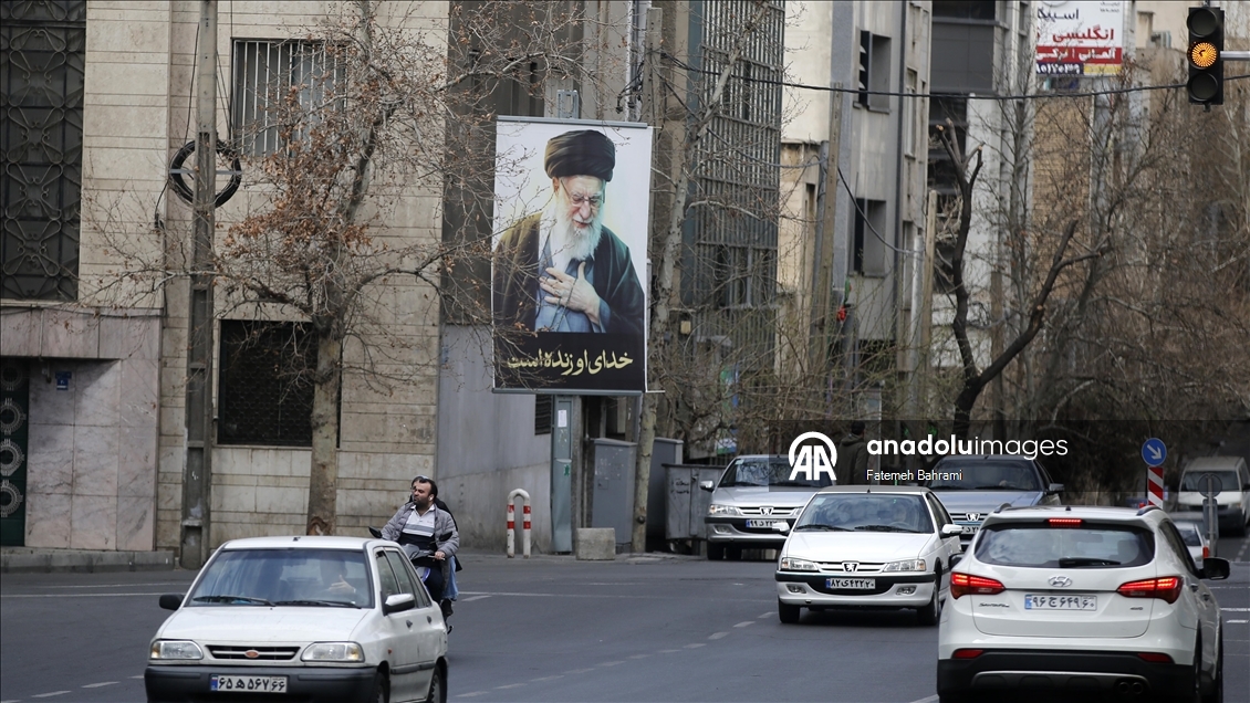 Tahran cadde ve sokaklarına Hamaney afişleri asıldı