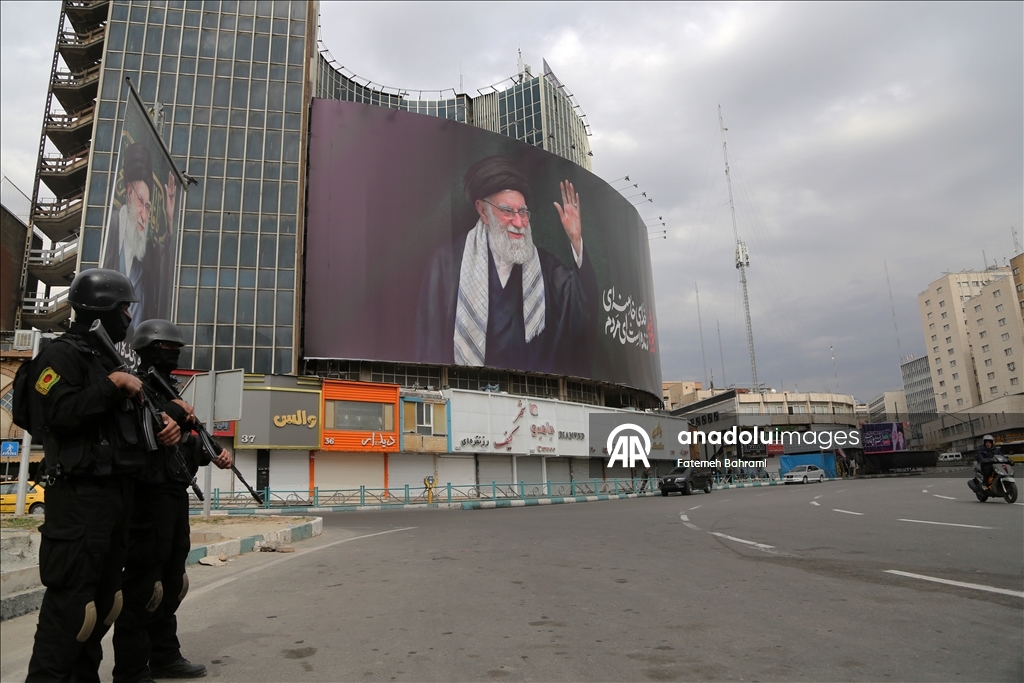 Tahran cadde ve sokaklarına Hamaney afişleri asıldı
