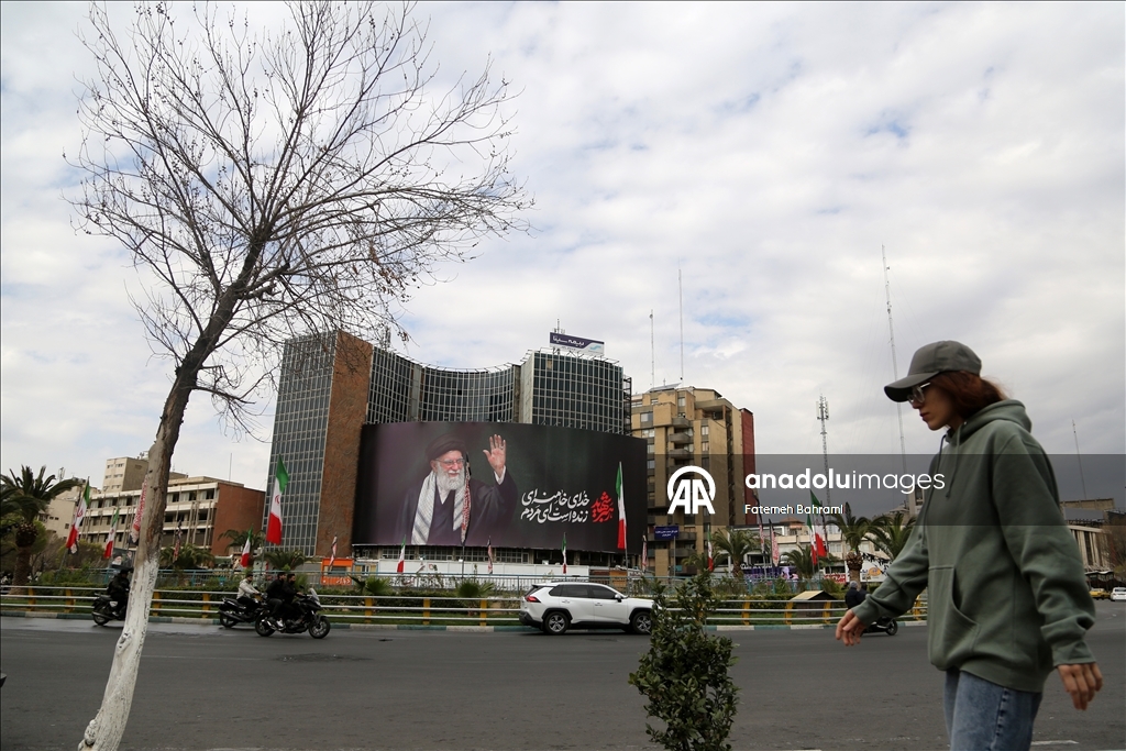 Tahran cadde ve sokaklarına Hamaney afişleri asıldı