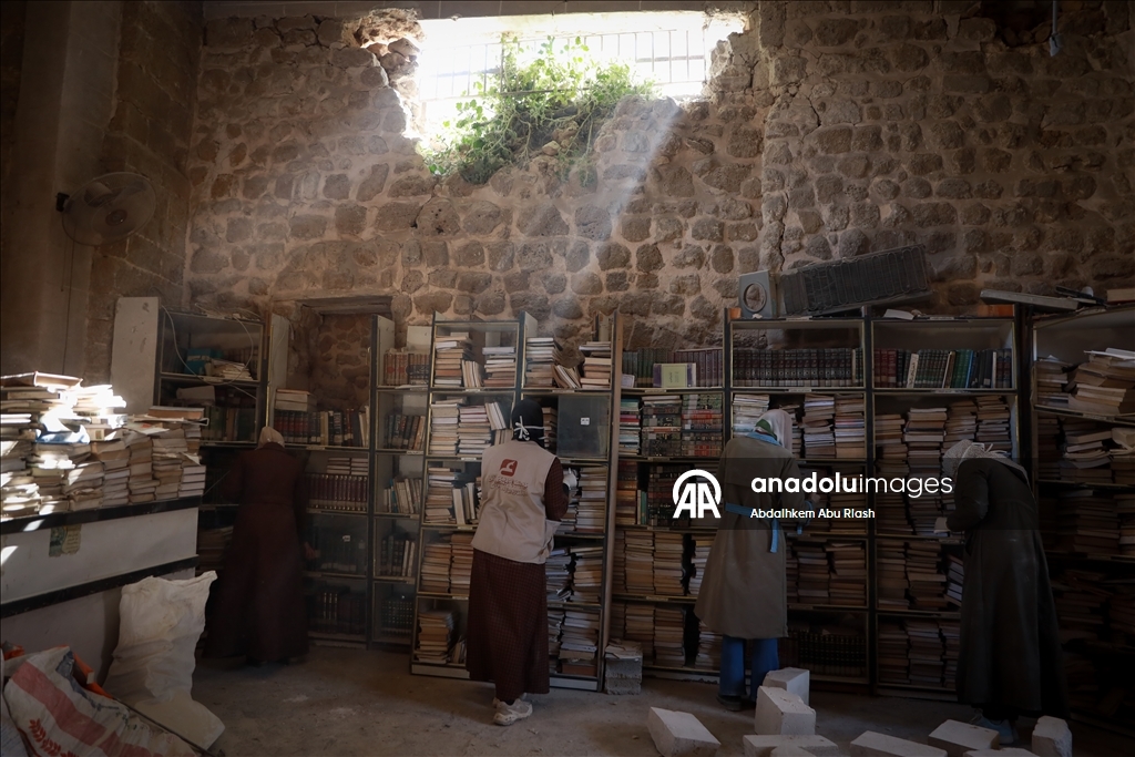 Gazze’de Büyük Ömeri Camii Kütüphanesi’nde hasar gören eserler kurtarılıyor