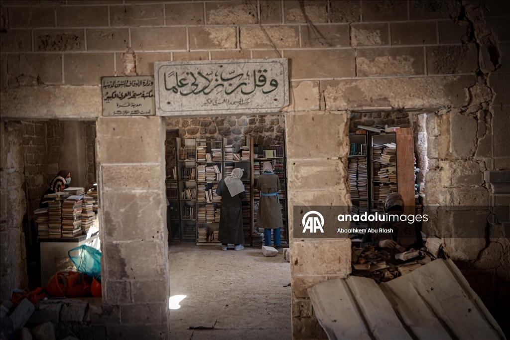 Gazze’de Büyük Ömeri Camii Kütüphanesi’nde hasar gören eserler kurtarılıyor