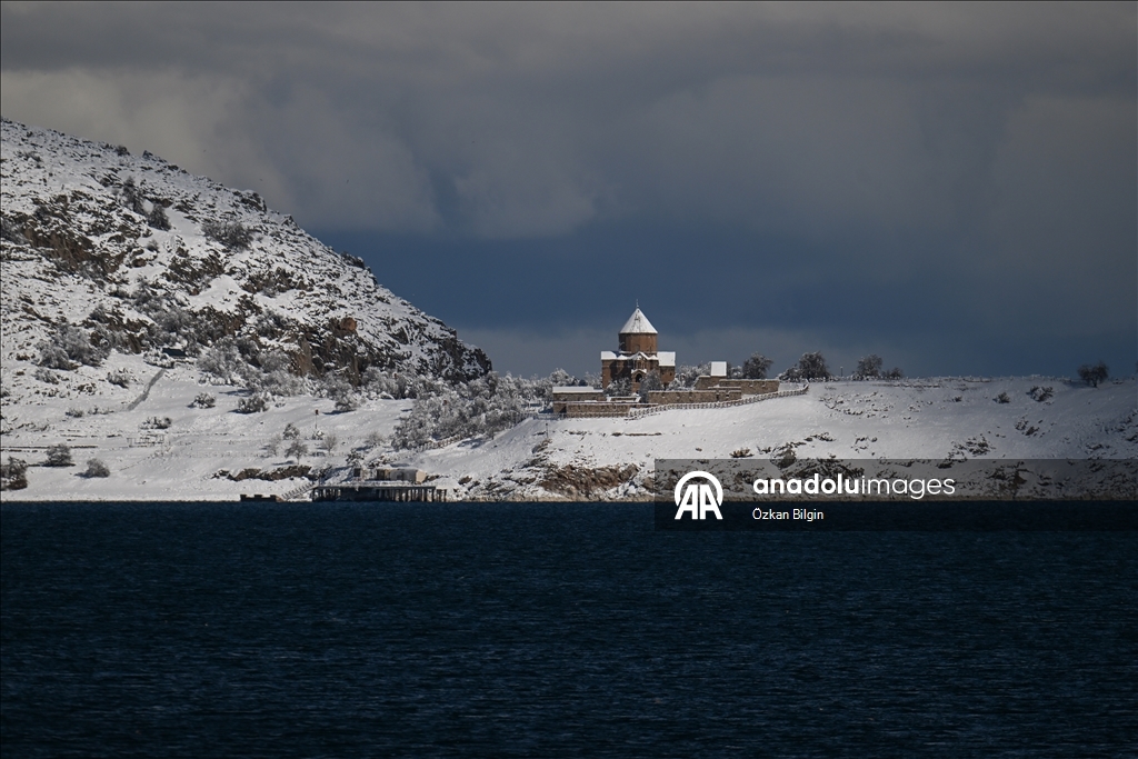 Akdamar Adası beyaza büründü