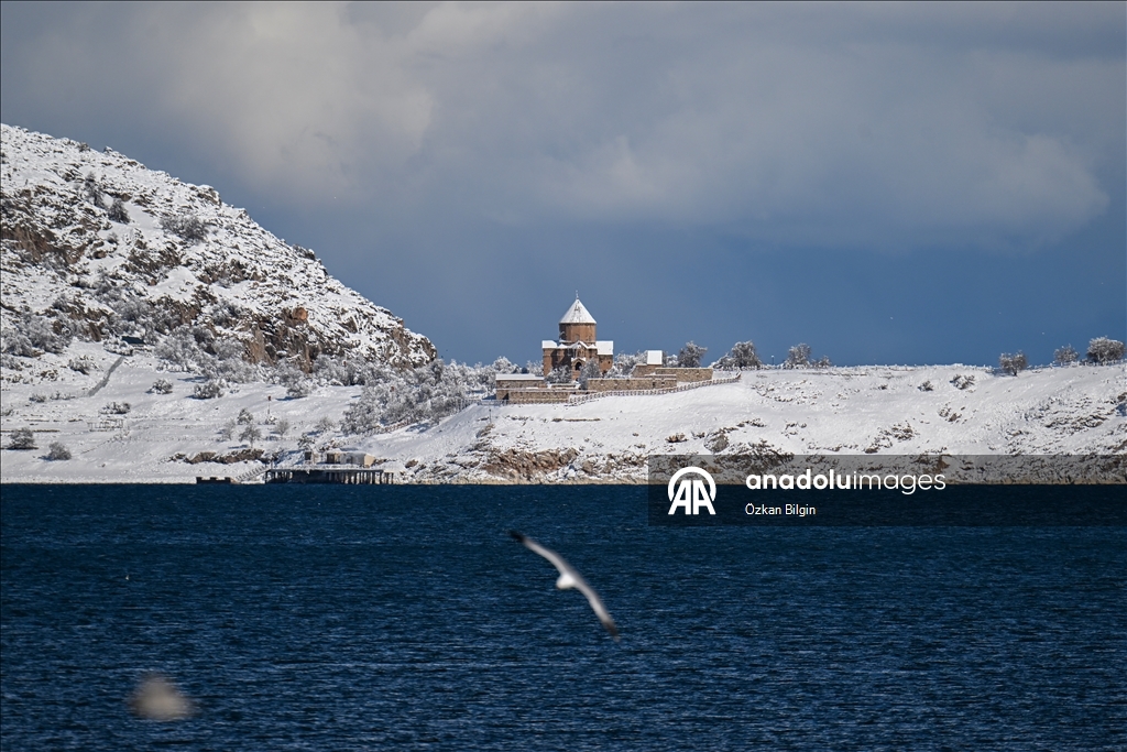 Akdamar Adası beyaza büründü