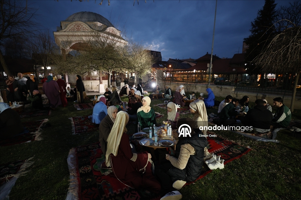 В исторической мечети Ферхадия в Боснии и Герцеговине прошел традиционный ифтар