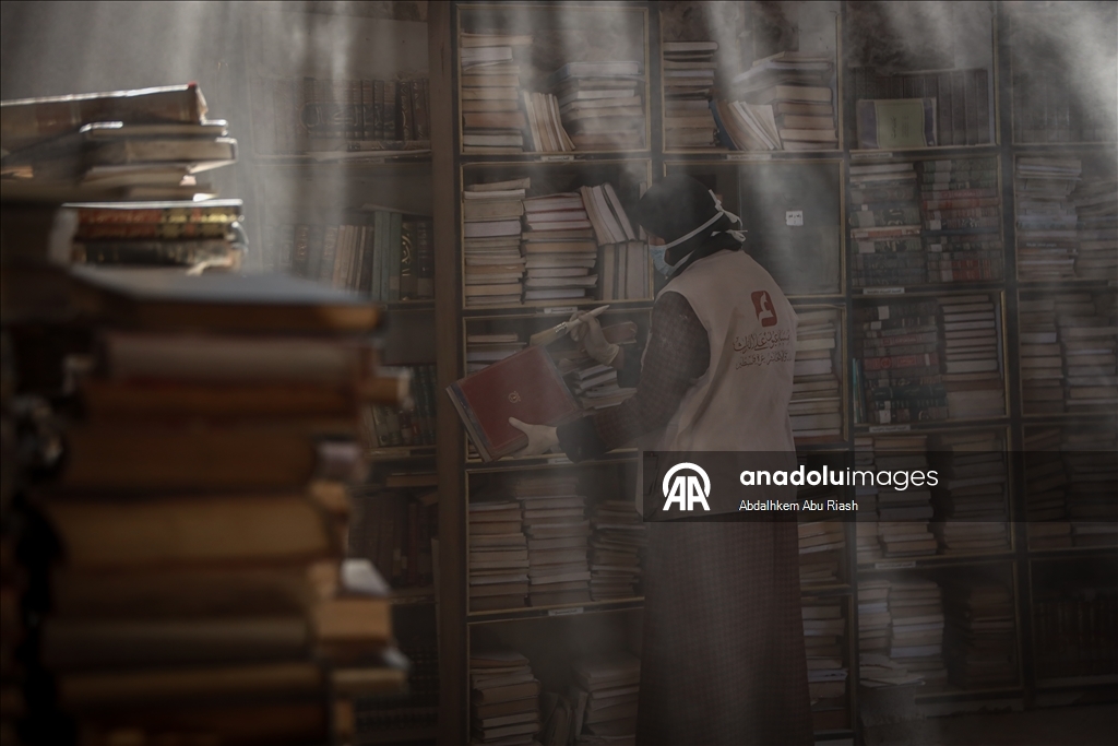В Газе спасают поврежденные книги из библиотеки Большой мечети Омара