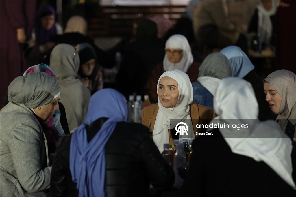 В исторической мечети Ферхадия в Боснии и Герцеговине прошел традиционный ифтар