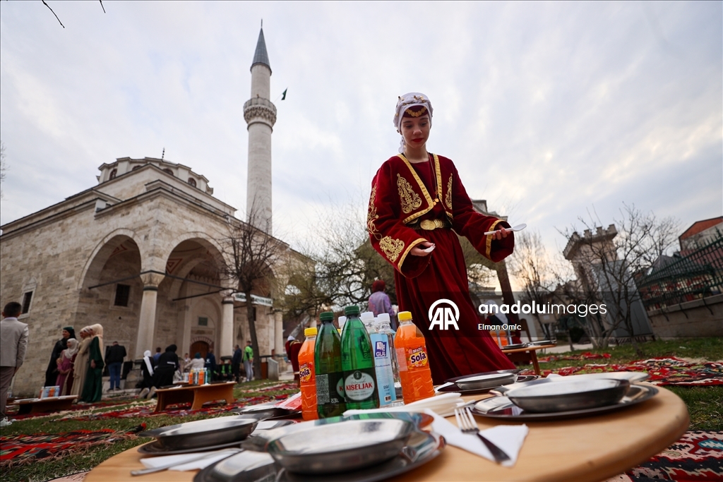 В исторической мечети Ферхадия в Боснии и Герцеговине прошел традиционный ифтар
