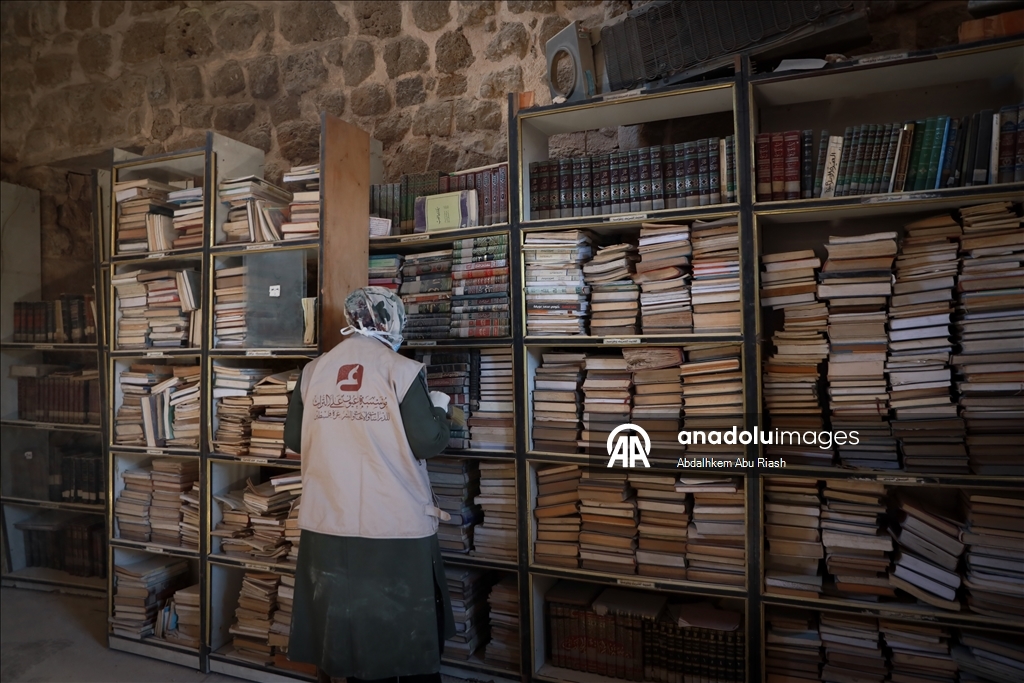 В Газе спасают поврежденные книги из библиотеки Большой мечети Омара