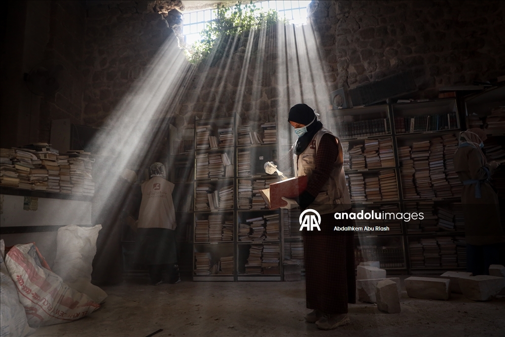 Gazze’de Büyük Ömeri Camii Kütüphanesi’nde hasar gören eserler kurtarılıyor
