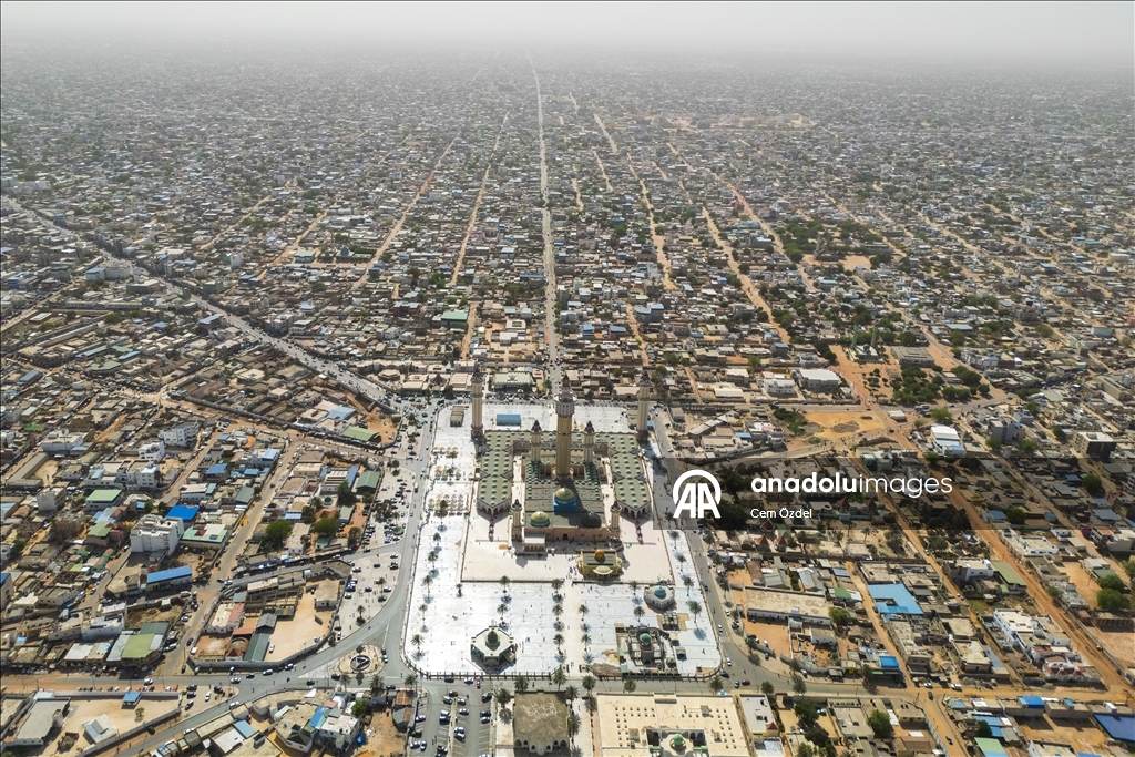 Senegal'de Müridi tarikatının kurucusu Şeyh Ahmedu Bamba'nın mirası: Touba Büyük Camisi