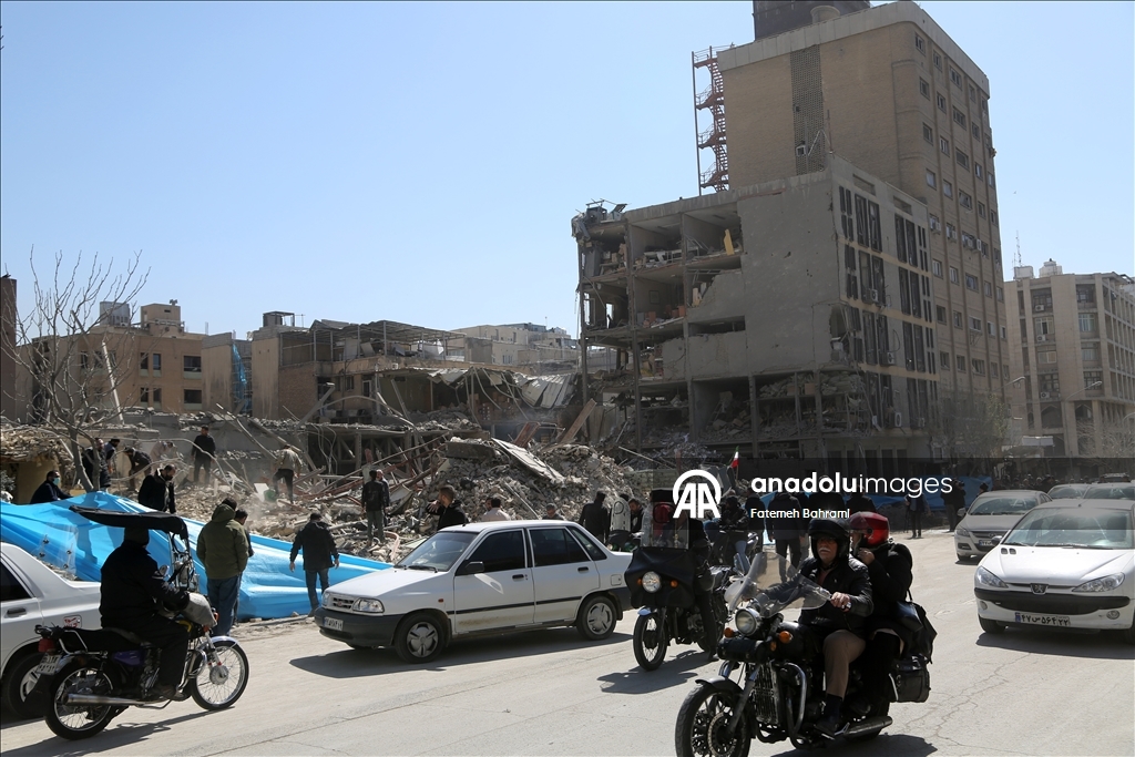 ABD-İsrail'in İran'a saldırılarında ağır hasar alan Firdevsi Meydanı ve çevresi görüntülendi