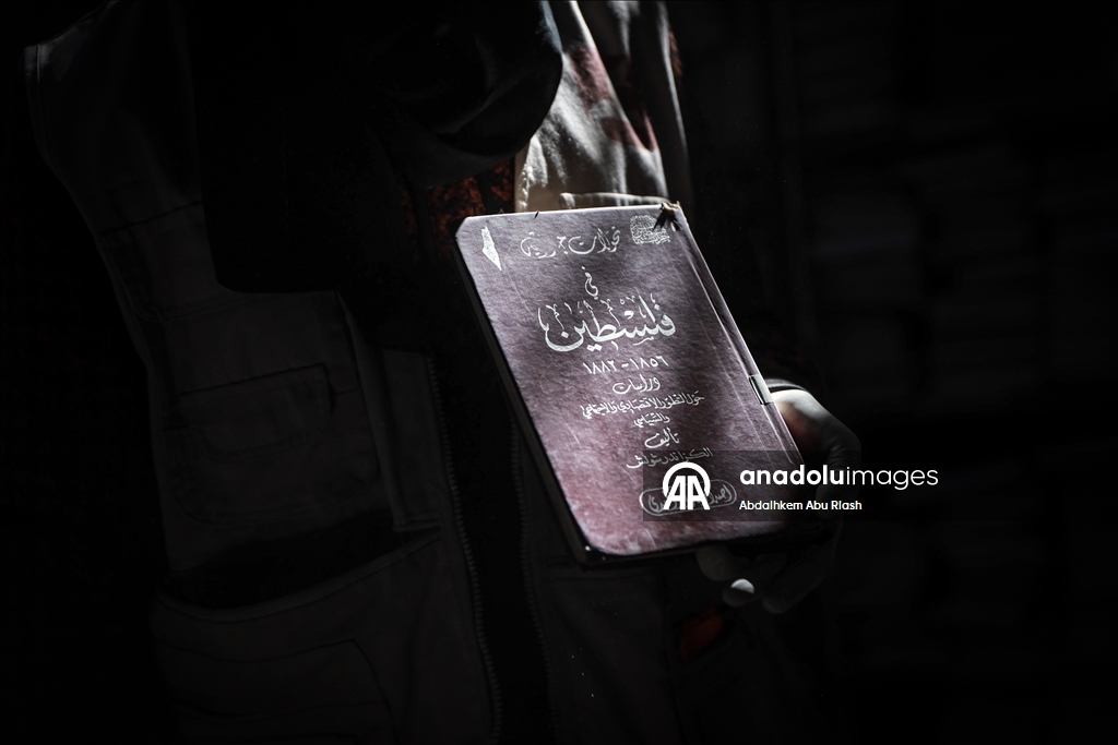 Gazze’de Büyük Ömeri Camii Kütüphanesi’nde hasar gören eserler kurtarılıyor