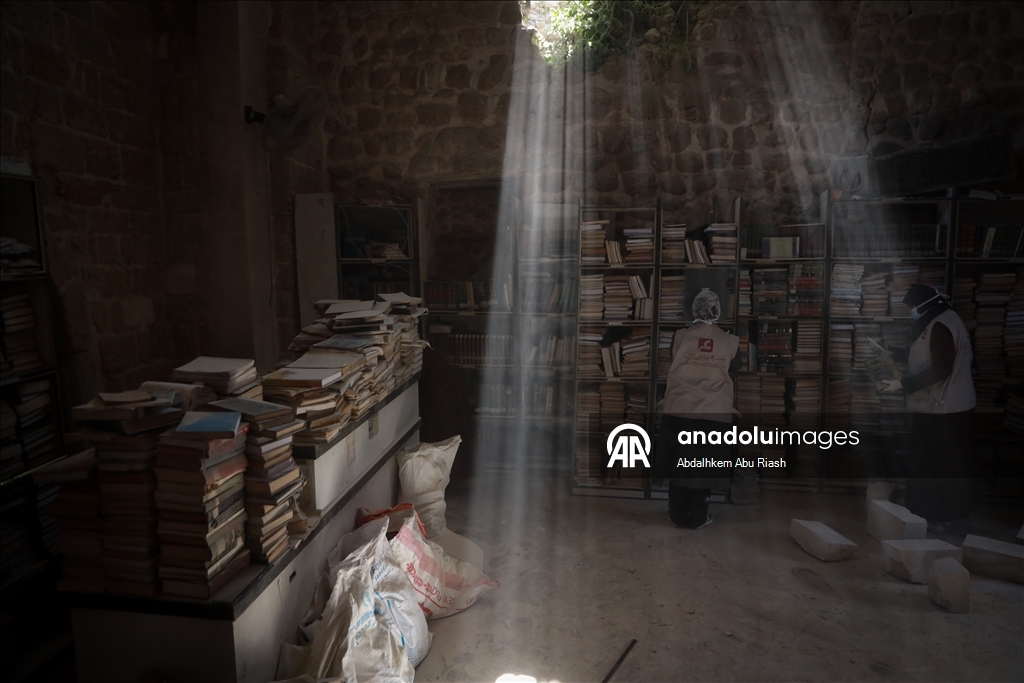 В Газе спасают поврежденные книги из библиотеки Большой мечети Омара
