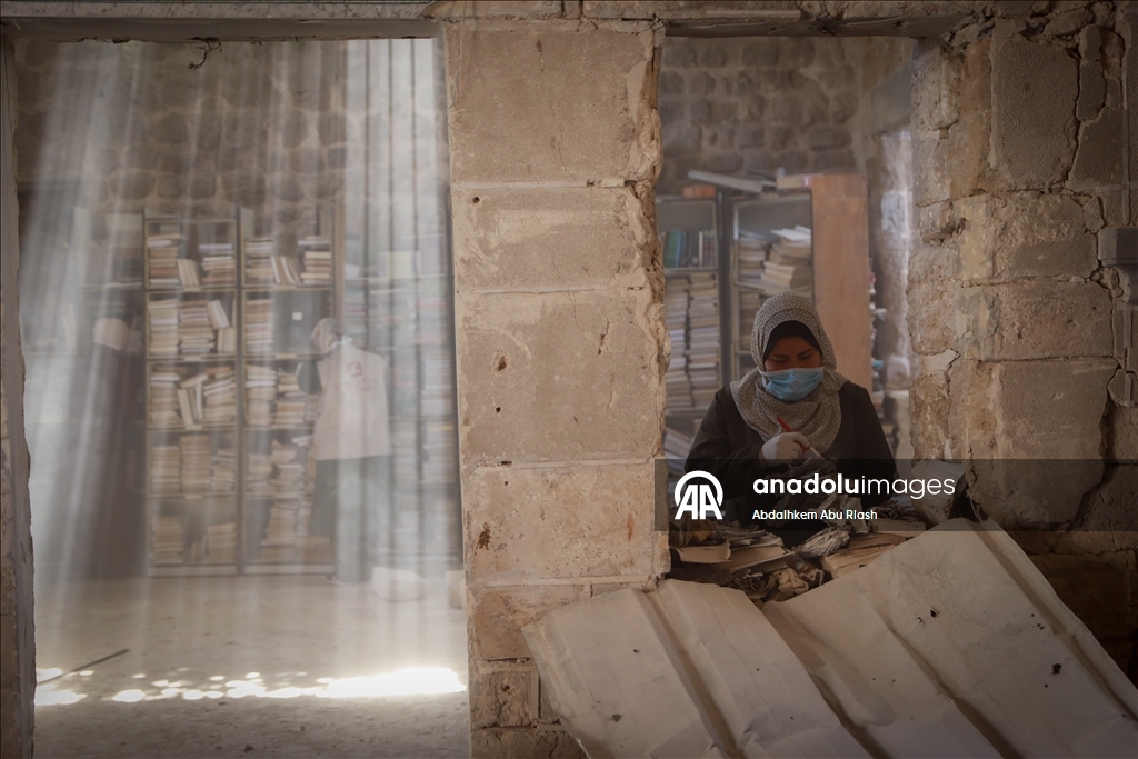 Gazze’de Büyük Ömeri Camii Kütüphanesi’nde hasar gören eserler kurtarılıyor