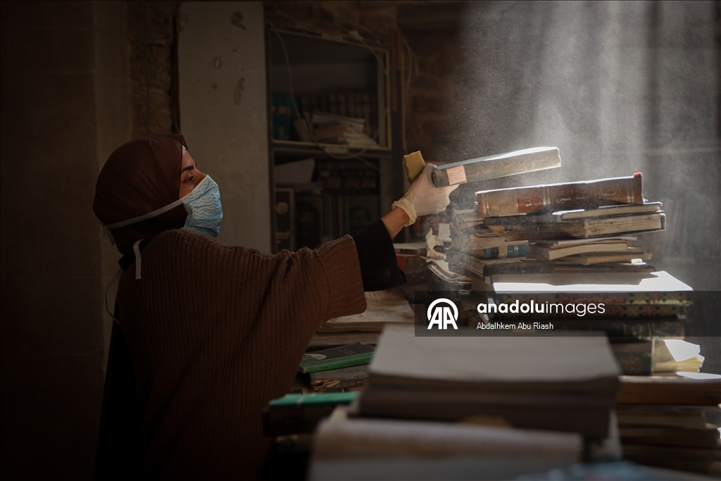 В Газе спасают поврежденные книги из библиотеки Большой мечети Омара