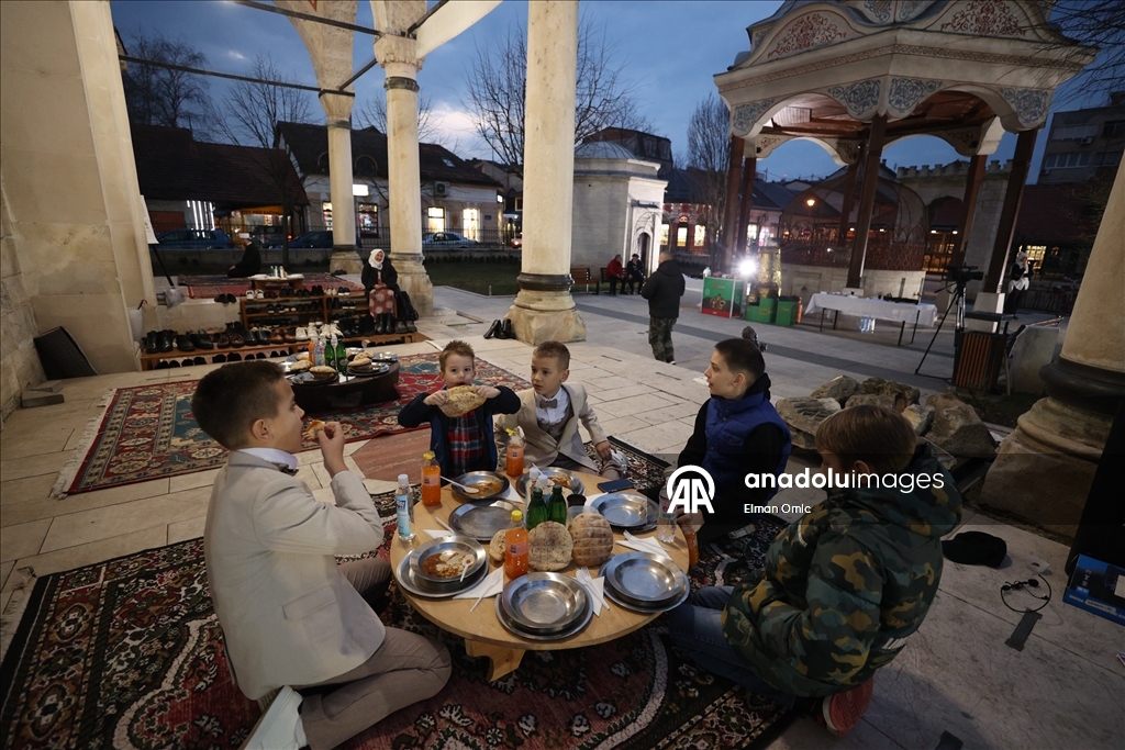 В исторической мечети Ферхадия в Боснии и Герцеговине прошел традиционный ифтар