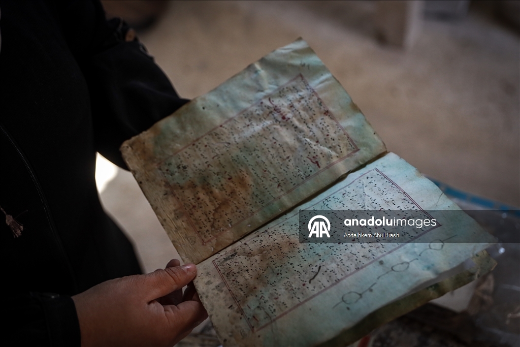 В Газе спасают поврежденные книги из библиотеки Большой мечети Омара
