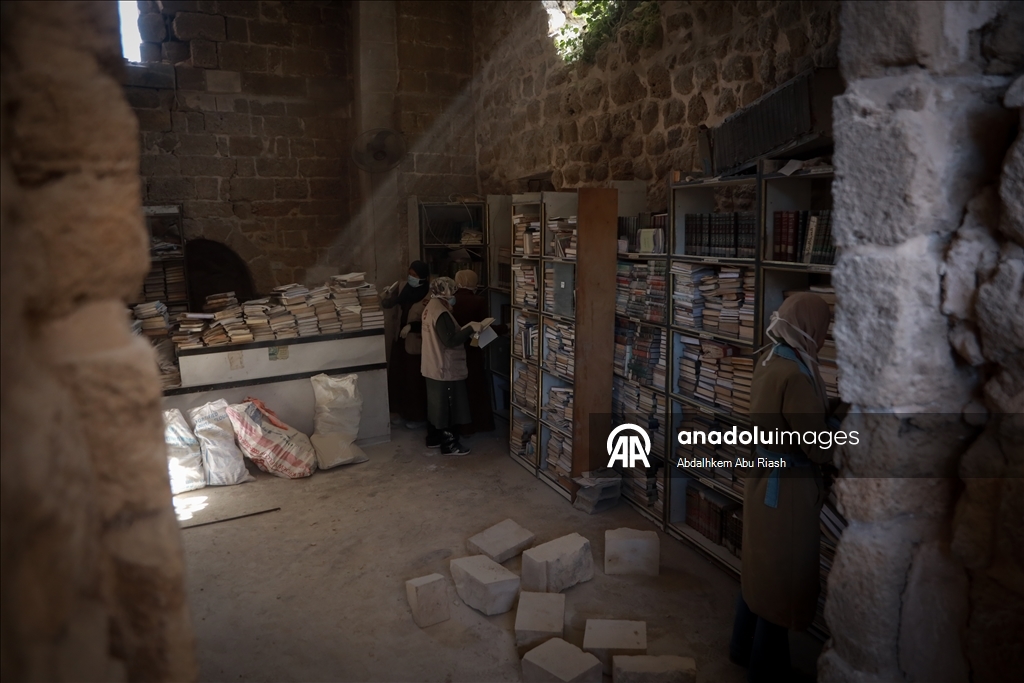 В Газе спасают поврежденные книги из библиотеки Большой мечети Омара
