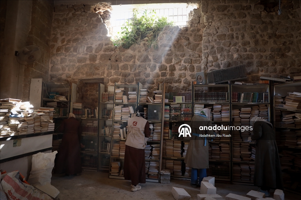 В Газе спасают поврежденные книги из библиотеки Большой мечети Омара