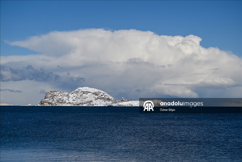 Akdamar Adası beyaza büründü