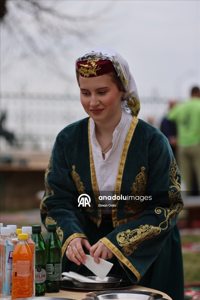 В исторической мечети Ферхадия в Боснии и Герцеговине прошел традиционный ифтар