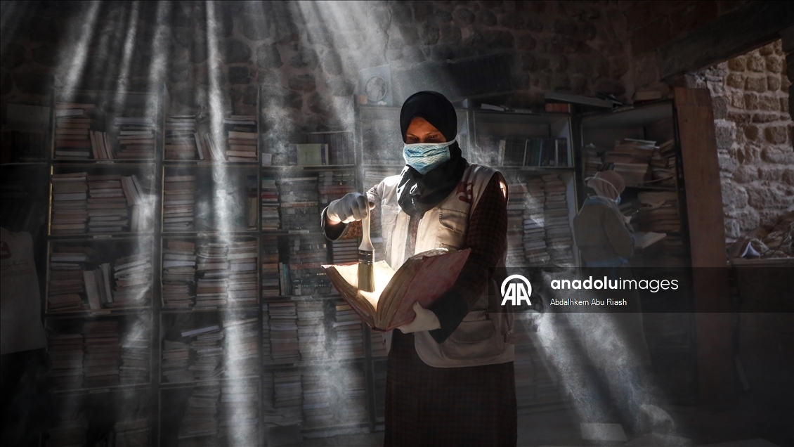 Gazze’de Büyük Ömeri Camii Kütüphanesi’nde hasar gören eserler kurtarılıyor