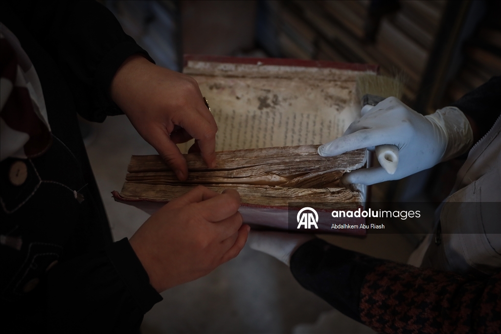 В Газе спасают поврежденные книги из библиотеки Большой мечети Омара