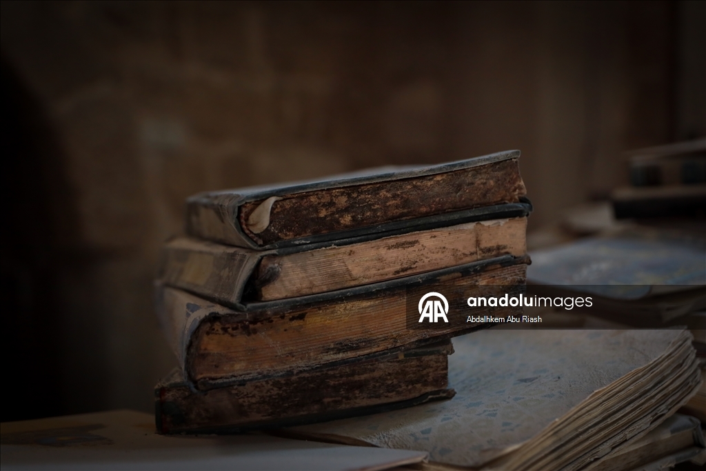 В Газе спасают поврежденные книги из библиотеки Большой мечети Омара