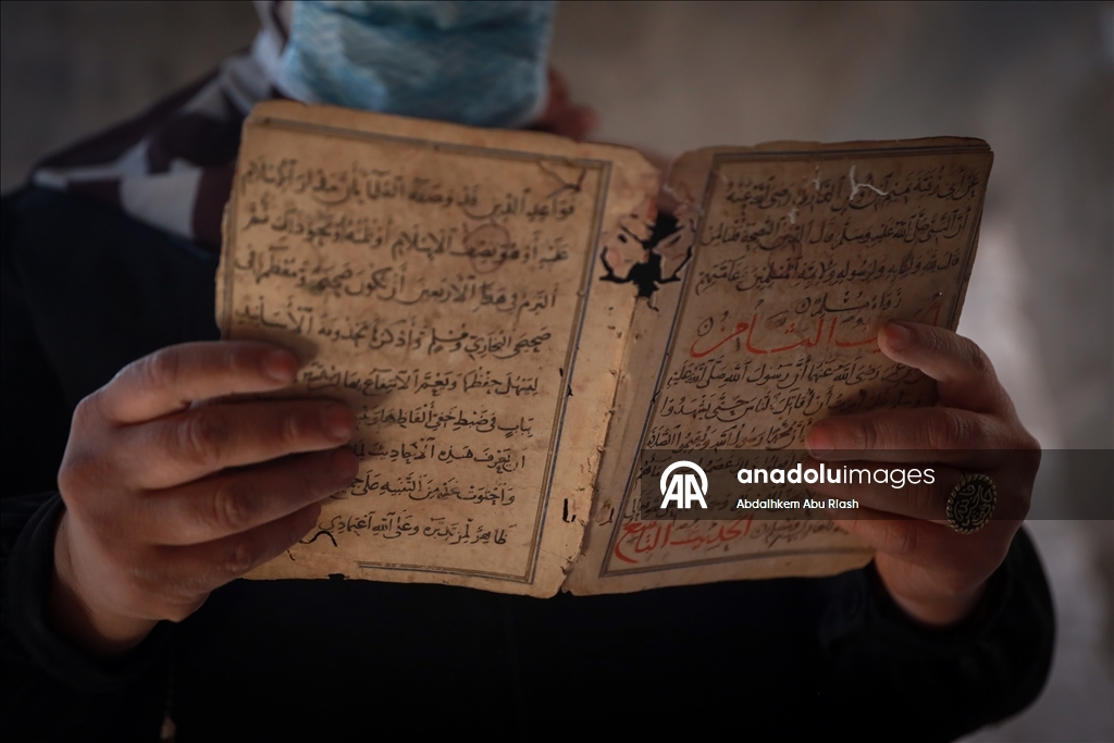 Gazze’de Büyük Ömeri Camii Kütüphanesi’nde hasar gören eserler kurtarılıyor