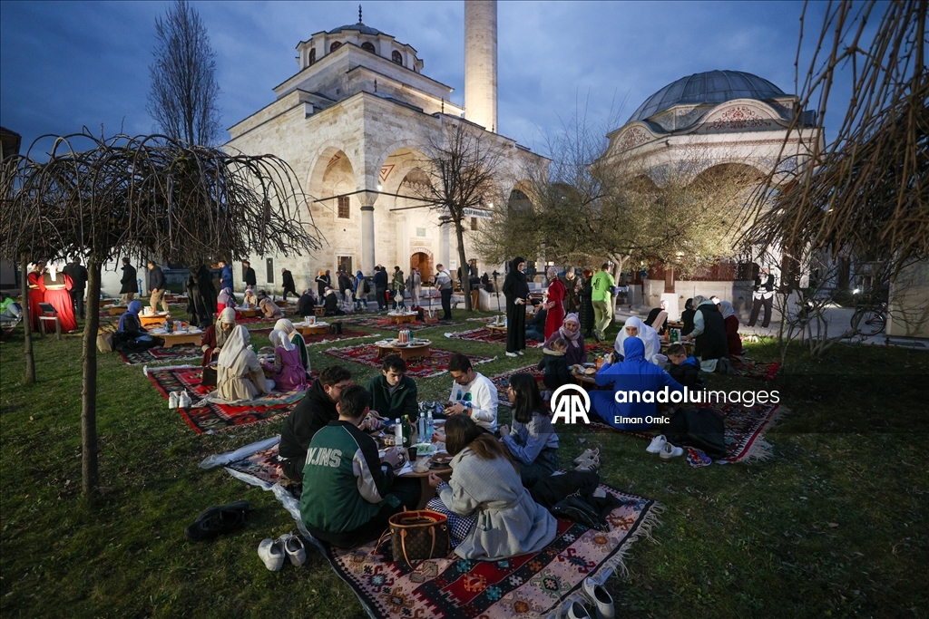 В исторической мечети Ферхадия в Боснии и Герцеговине прошел традиционный ифтар