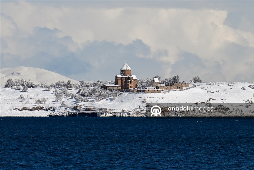 Akdamar Adası beyaza büründü