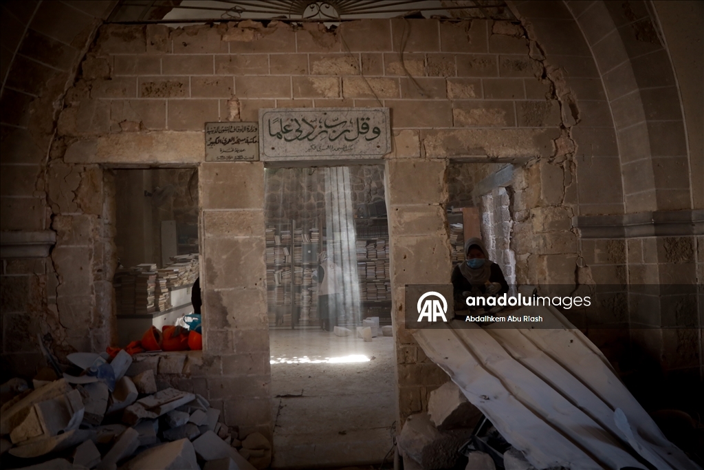 Gazze’de Büyük Ömeri Camii Kütüphanesi’nde hasar gören eserler kurtarılıyor