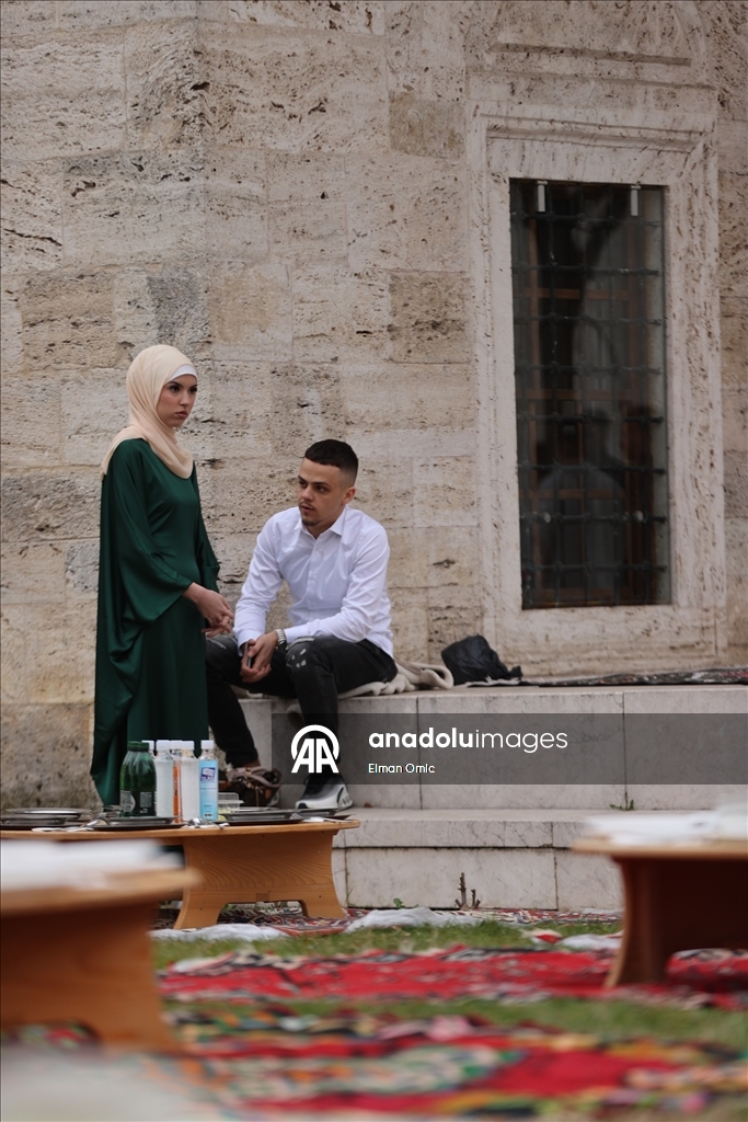 В исторической мечети Ферхадия в Боснии и Герцеговине прошел традиционный ифтар