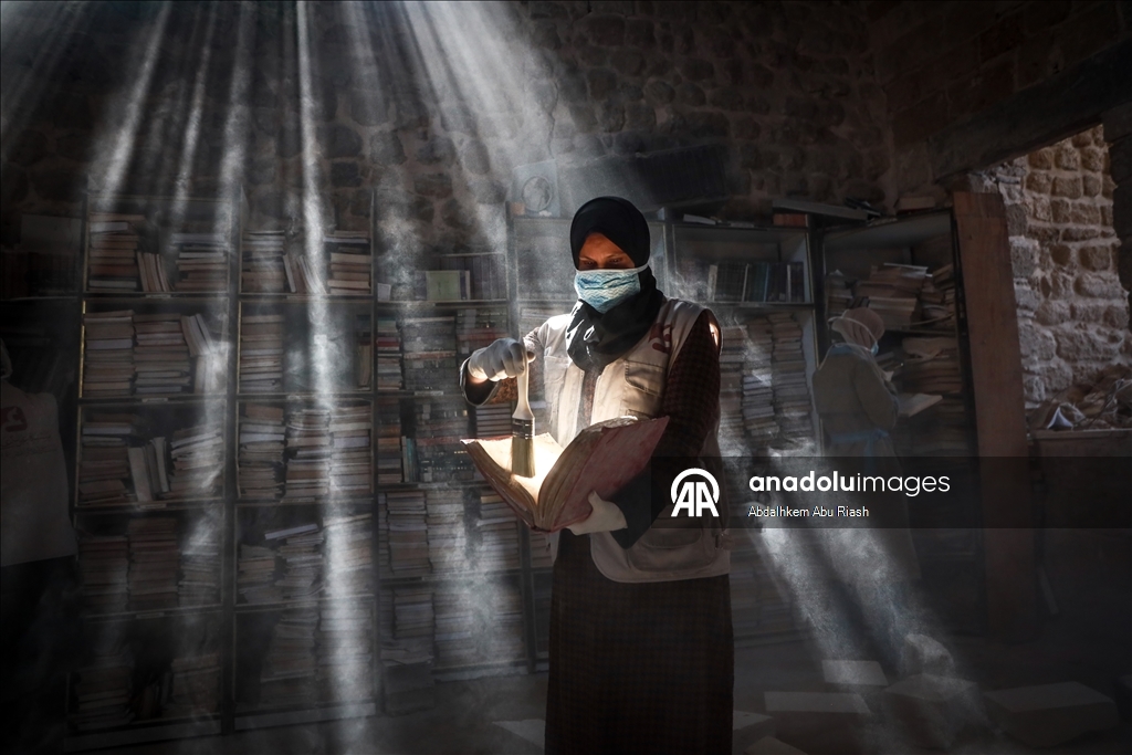 В Газе спасают поврежденные книги из библиотеки Большой мечети Омара