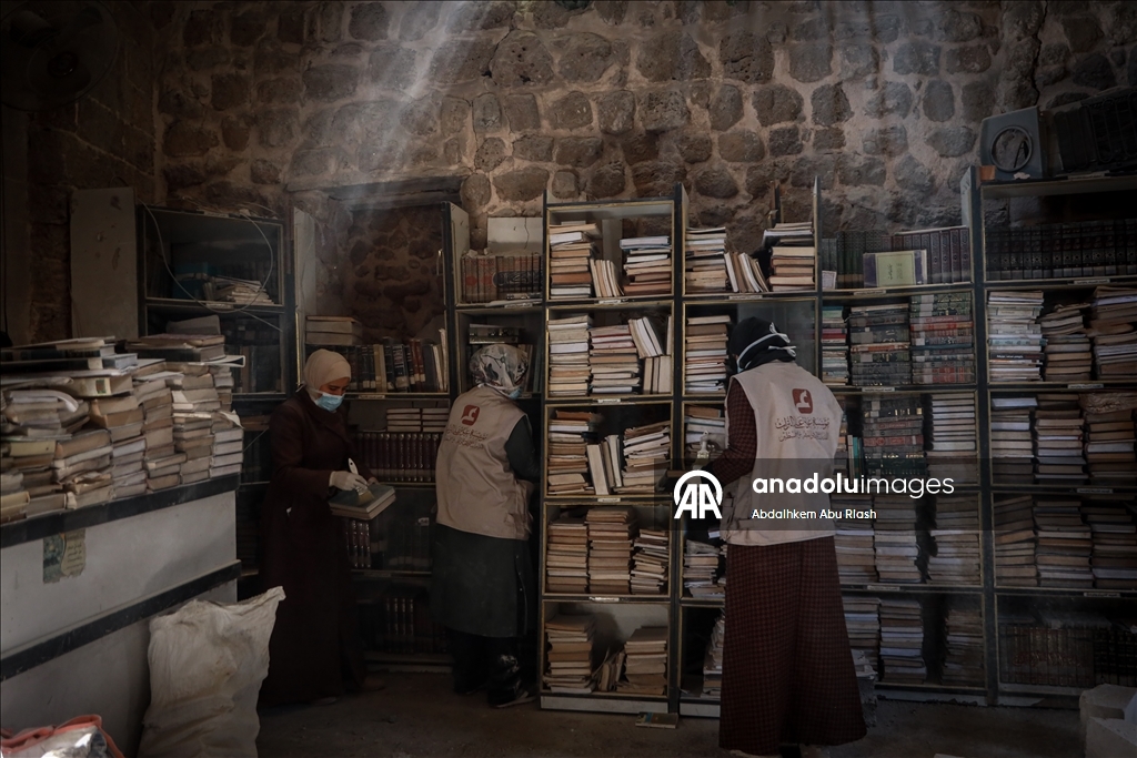 Gazze’de Büyük Ömeri Camii Kütüphanesi’nde hasar gören eserler kurtarılıyor