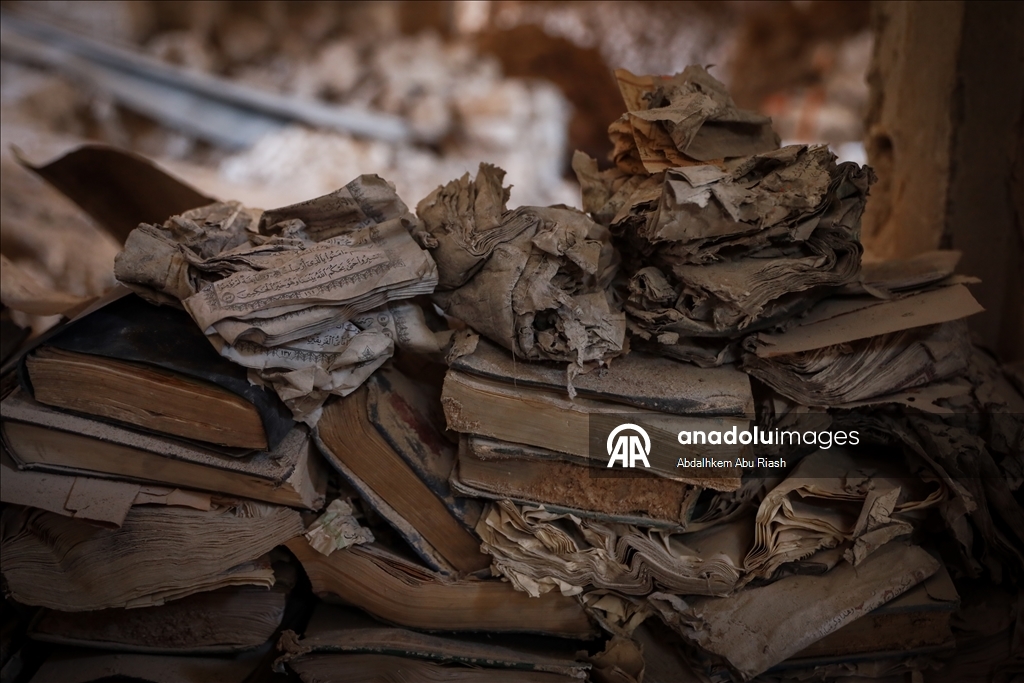 В Газе спасают поврежденные книги из библиотеки Большой мечети Омара