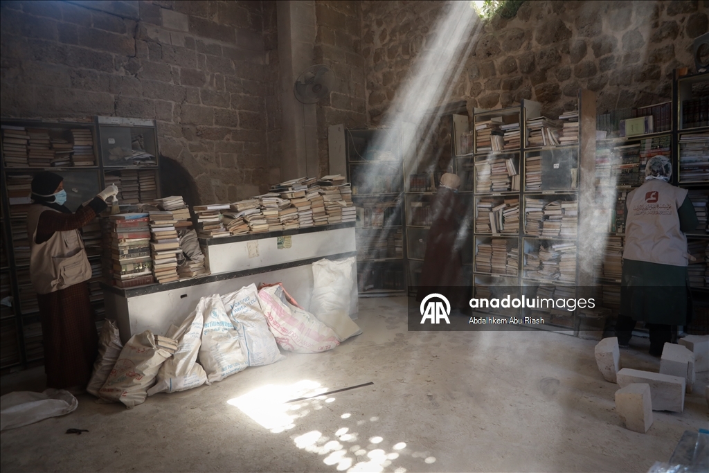 В Газе спасают поврежденные книги из библиотеки Большой мечети Омара
