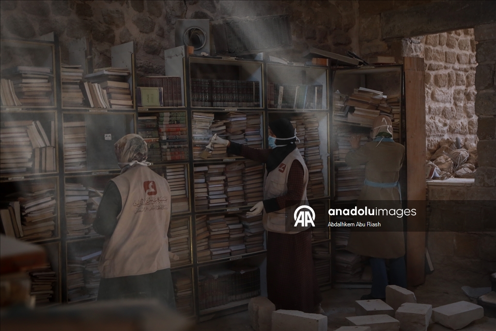 В Газе спасают поврежденные книги из библиотеки Большой мечети Омара