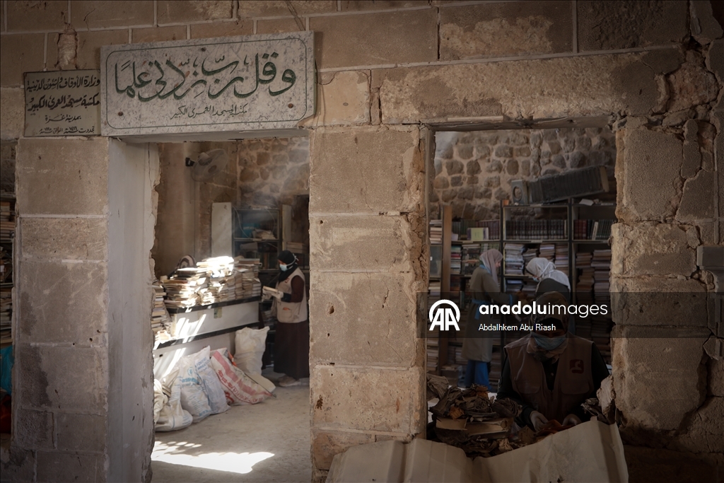 В Газе спасают поврежденные книги из библиотеки Большой мечети Омара