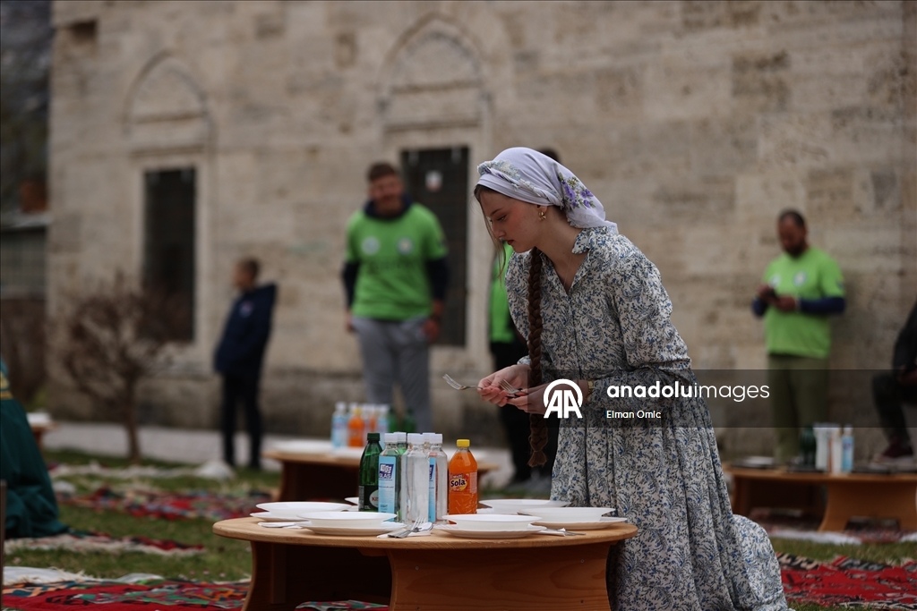 В исторической мечети Ферхадия в Боснии и Герцеговине прошел традиционный ифтар