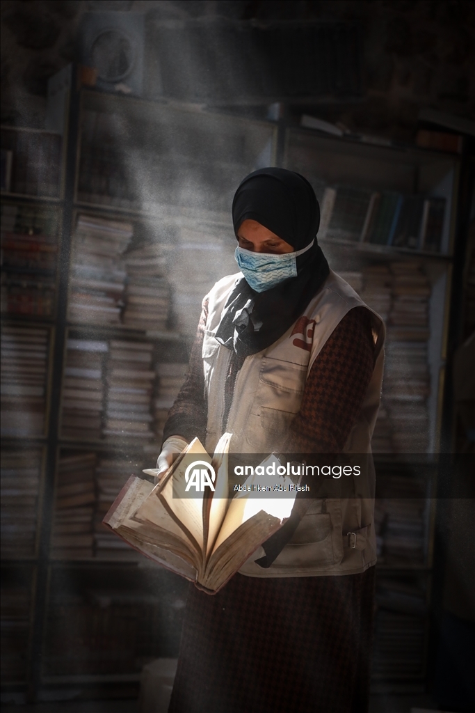 В Газе спасают поврежденные книги из библиотеки Большой мечети Омара