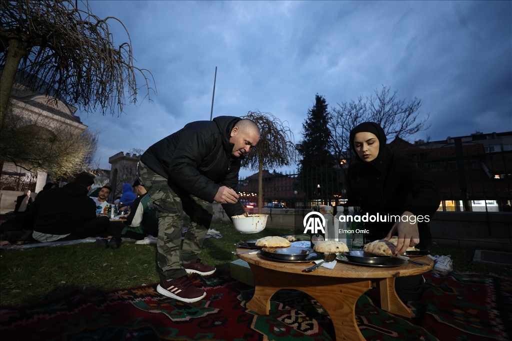 В исторической мечети Ферхадия в Боснии и Герцеговине прошел традиционный ифтар