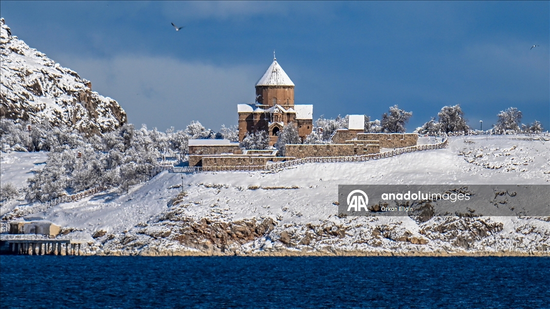 Akdamar Adası beyaza büründü