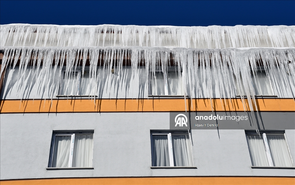 Kars'ta kar yağışı ve soğuk hava etkili oldu