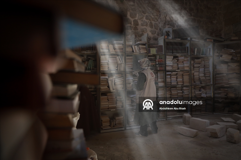 Gazze’de Büyük Ömeri Camii Kütüphanesi’nde hasar gören eserler kurtarılıyor