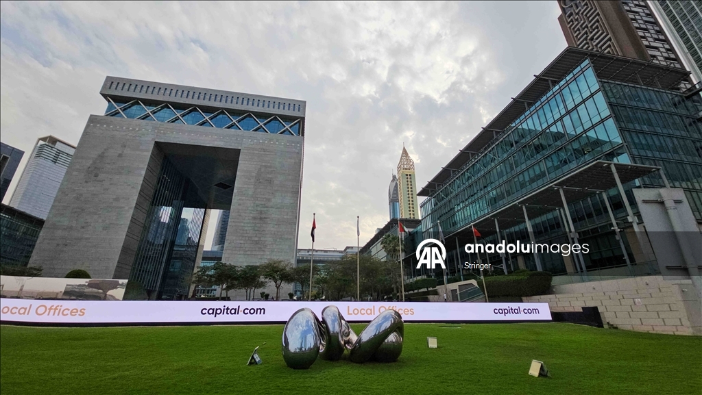 В ОАЭ торги на биржах Абу-Даби и Дубая приостановлены на два дня