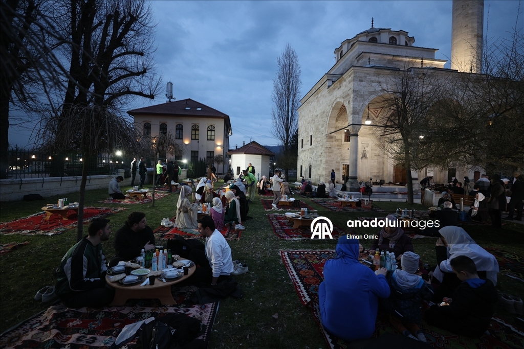 В исторической мечети Ферхадия в Боснии и Герцеговине прошел традиционный ифтар