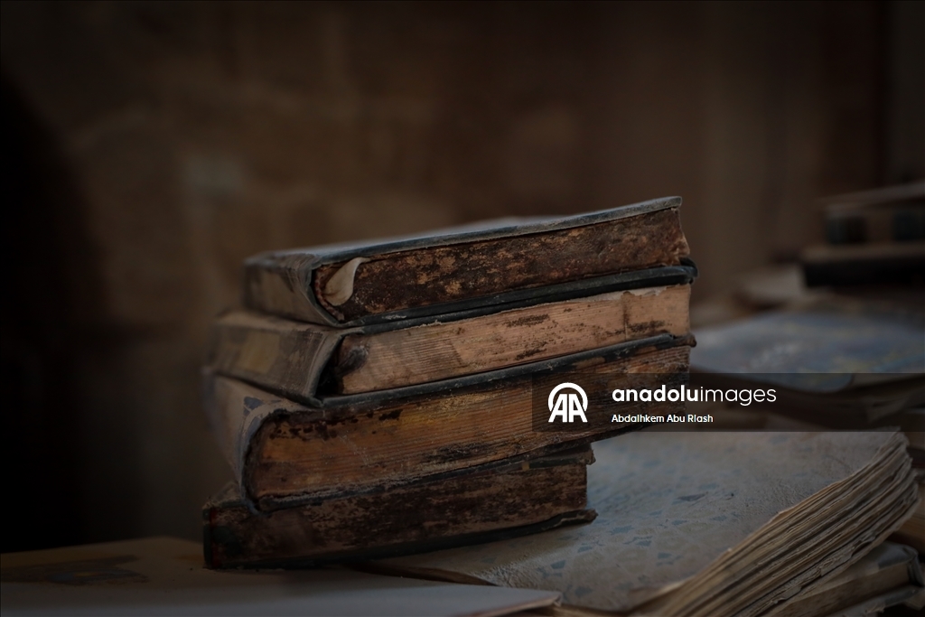 Gazze’de Büyük Ömeri Camii Kütüphanesi’nde hasar gören eserler kurtarılıyor